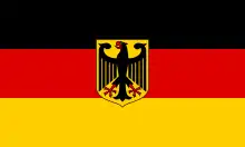 3:5  Bundeswappenflagge mit Bundesadler (an nichtamtlichen Gebäuden ordnungswidrige, bei Veranstaltungen mit Nationenvergleich aber weitgehend geduldete Variante)