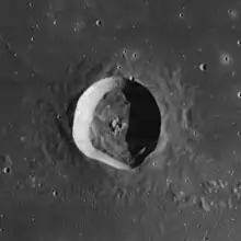 NASA-Bild des Mondkraters Flamsteed auf dem Mond.