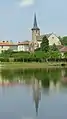 Kirche Saint-Vierge, im Vordergrund der See Étang Saint-Fortunat.