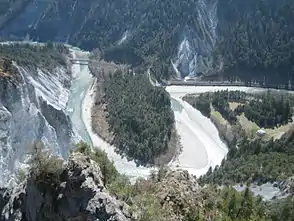 Von der Aussichtsplattform Il spir gesehene Rheinschleife in der Ruinaulta mit der RhB- und Fussgängerbrücke zwischen der Chli Isla in der Bildmitte und der Isla Bella (links)