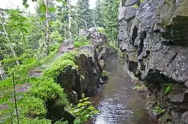 In Fels gehauener Abschnitt der für Bergbau und Hüttenwesen angelegten Neugrabenflöße bei Český Jiřetín