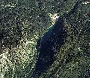 Orthofoto der Förchensee-Region. Die Seekopf-Westwand liegt im Schatten rechts vom See.