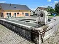 Brunnen und ehemaliger  halbkreisförmiger Waschplatz