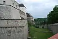 Graben der Burg Forchtenstein, rechts die Kontreeskarpemauer