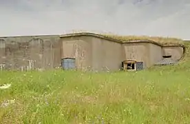 Gut erhaltene Casemate de Bourges im Fort d’Uxegney, sichtbar sind die beiden Ausschussöffnungen und eine Beobachtungsöffnung