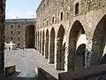 Piazza del Maschio, Detail des Palazzo della Loggia, in dem sich das Archäologische Museum befindet