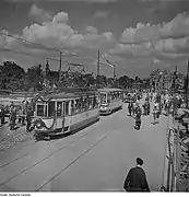 Die erste Straßenbahn fährt nach dem Wiederaufbau über die Brücke, 1946