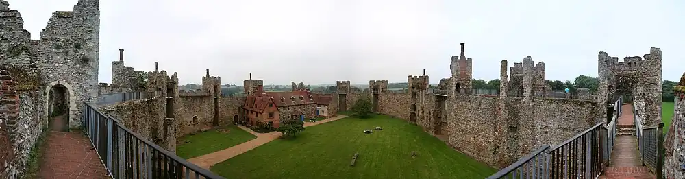 Panoramabild des Innenhofes von der südlichen Mauer aus