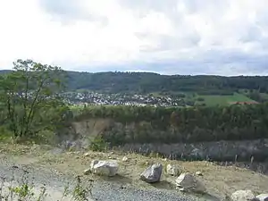 Blick vom Steinbruch am Glasberg aus auf das Frankensteinmassiv und davor Nieder-Beerbach