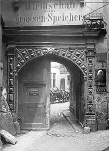 Renaissance-Torbogen mit aufgesetzter Zierdiamantierung (Frankfurt am Main, Rothekreuzgasse, Foto 1901)