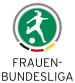 Abgebildet ist das Logo der deutschen Frauen-Fußball-Bundesliga. Das Logo ist ein Kreis mit grünem Rahmen, weiter innen ein dünner weißer Rahmen. Der grüne Rahmen endet unten am Keis und es werden Ragmen in schwarz, rot und gold abgebildet. In der Mitte ein grüner Kreis mit der stilisierten Abbildung einer im Schuss befindlichen Fußballerin in weiß.