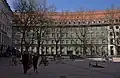 Frauenplatz Westseite mit Blick auf die Rückseite des Polizeipräsidiums an der Augustinerstraße