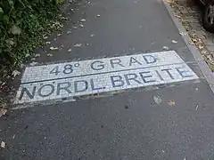 Verlauf des 48. Breitengrades als Pflastermosaik in der Habsburgerstraße.