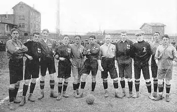 Meistermannschaft des Freiburger FC: August Falschunger, H. Sydler, Josef Glaser, Fritz Bodenweber, Haase, Max Mayer, Felix Hunn, L. C. de Villiers, Paul von Goldberger, Hofherr, Philipp Burkart