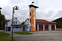 Dies zeigt ein Gebäude der Freiwilligen Feuerwehr Fresing.