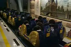 Ein Zug der French Revolution in Lotte World verlässt den Bahnhof