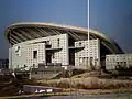 Außenansicht der Haupttribüne an der Westseite des Stadions vom März 2012