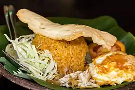 Nasi Goreng mit Huhn, Ei und Krabbenchips