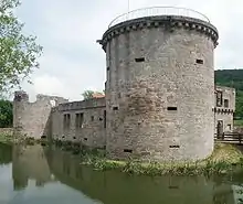 Wasserburg Friedewald, großer Geschützturm "Dicker Turm" (ab 1476), teilweise mit (nur innen sichtbaren) Senkscharten und innen mit zentralem Rauchabzug, Hessen