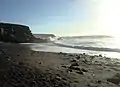 Blick in Richtung Süden auf den Strand und die Küste & die sich brechenden Wellen