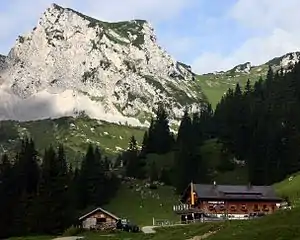 Füssener Hütte unterhalb des Schartschrofen (1968 m)