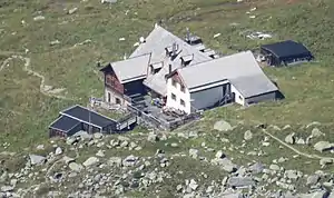 Furtschaglhaus Gesamtansicht, vorne links die Bergstation der Materialseilbahn, links Hüttenzustieg Schlegeis, rechts Weg zum Schönbichler Horn (Berliner Hütte), unten Zustieg Großer Möseler/Nevesjoch