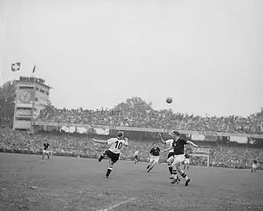 51. Minute: Zu Beginn der zweiten Halbzeit stürmen die Ungarn immer wieder vor das deutsche Tor, können aber keinen Erfolg verbuchen. Im Bild von links nach rechts: Bozsik (U, hinten), Werner Liebrich (D, 10), Hans Schäfer (D, hinten), Czibor (U), Jupp Posipal (D, verdeckt von Puskás), Puskás (U), Kocsis (U, hinten), Zakariás (U, hinten).