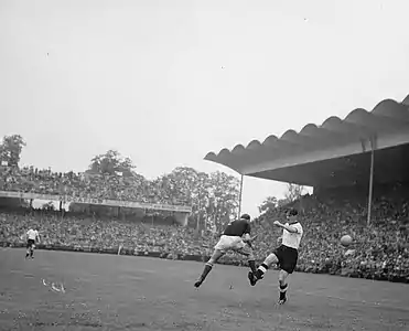 2. Minute: Die deutsche Mannschaft ist zu Beginn des Endspiels auf Angriff eingestellt. Buzánszky kann sich gegen Ottmar Walter durchsetzen. Im Bild von links nach rechts: Fritz Walter (D, hinten), Buzánszky (U), Ottmar Walter (D).