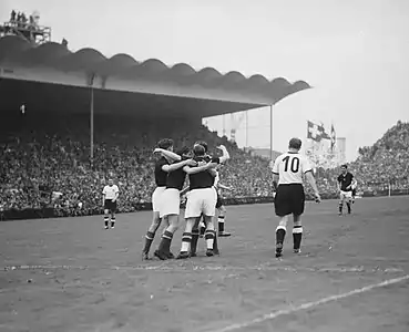 6. Minute: Tor für Ungarn. Ungarn-Deutschland 1:0. Die Spieler der Ungarn freuen sich über den Torerfolg. Im Bild von links nach rechts: Karl Mai (D), Kocsis (U), Czibor (U), Puskás (U), Hidegkuti (U), Horst Eckel (D, verdeckt durch die Spieler der Ungarn), Werner Liebrich (D, 10), Bozsik (U).