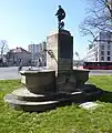 Ansicht des Hirtenbrunnens von hinten, mit Blick stadtauswärts nach Westen