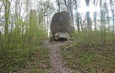 Gedenksteine am Ort der Pfalz Grona; Blick nach Westen, im Hintergrund der Turm der Friedenskirche (Aufnahme 2021)