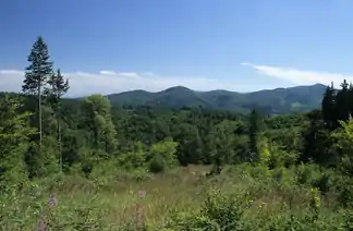 Blick vom West- auf den Ostteil des Warthagebirges (Góry Bardzkie)ganz rechts der Königshainer Spitzberg (Ostra Góra)