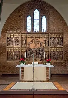 Altar mit geschnitztem Aufsatz	(1476)