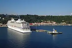 Kreuzfahrtschiff im Hafen von Katakolo