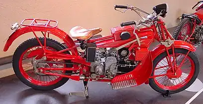 Moto Guzzi GT (1928) Hinterrad­schwinge mit scherenförmigem Reibungs­dämpfer und nicht erkennbaren, fast waage­recht verlaufenden Schrauben­federn