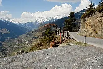 Blick von der Pillerhöhe auf Fliess und die Lechtaler Alpen