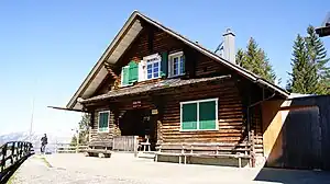 Südseite der Gafadurahütte im April (Winterruhe)