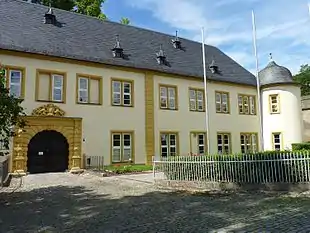 Front und Rundturm von Schloss Gaibach