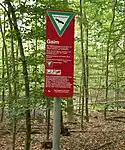 Naturschutzschild im Wald