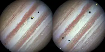 Sonnenfinsternisse auf Jupiter durch Amalthea, Thebe, Io, Europa und Kallisto am 24. Januar 2015. Die Sonne scheint von links unten.