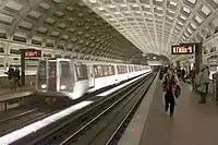 Visuelle Signalisierung der Einfahrt eines Zugs durch Warnleuchten an der Bahnsteigkante(Gallery Place, Washington, D.C.)