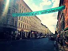 Motto der vierten behindert und verrückt feiern pride parade 2017 in Berlin