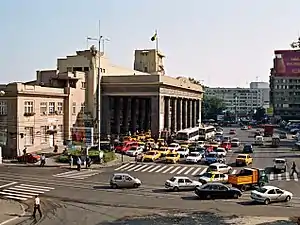 In den Morgenstunden am stark frequentierten Bahnhofsplatz des Gara de Nord im Sommer 2005