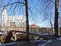 Fußgängerbrücke über die Landstraße KK228 mit Blick auf die Michaelskirche