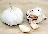 Knoblauch (auch die Stängel können verwendet werden)