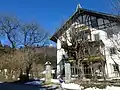 Gasthaus Neuhaus, die Ruine im Hintergrund