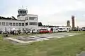 Terminal und Tower, vorn die Großbuchstaben ‚GATOW‘