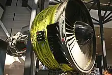 Der „Fan“ oder „Bläser“ besitzt einen deutlich größeren Durchmesser als der restliche Triebwerksteil (General Electric CF6)