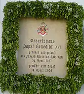 Gedenktafel am Geburtshaus von Papst Benedikt XVI. in Marktl mit viermal falschem Rund-s