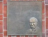 Gedenktafel an Rudolf Platte an der Fassade der ehemaligen Stiftsbrauerei